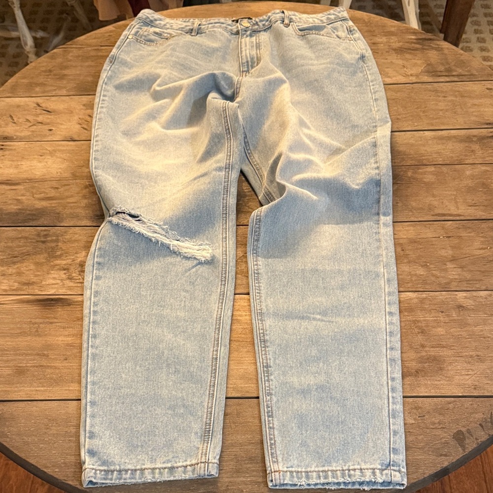 Misguided Riot High Rise Mom Light Denim sz 14 Jeans 98% cotton & 4% viscose